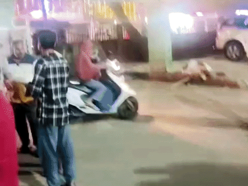 भोपाल में दोनों पक्षों में चले लात-घूंसे और डंडे:रास्ते में खड़ी गाड़ी हटाने की बात पर भिड़े, 5 लोग घायल