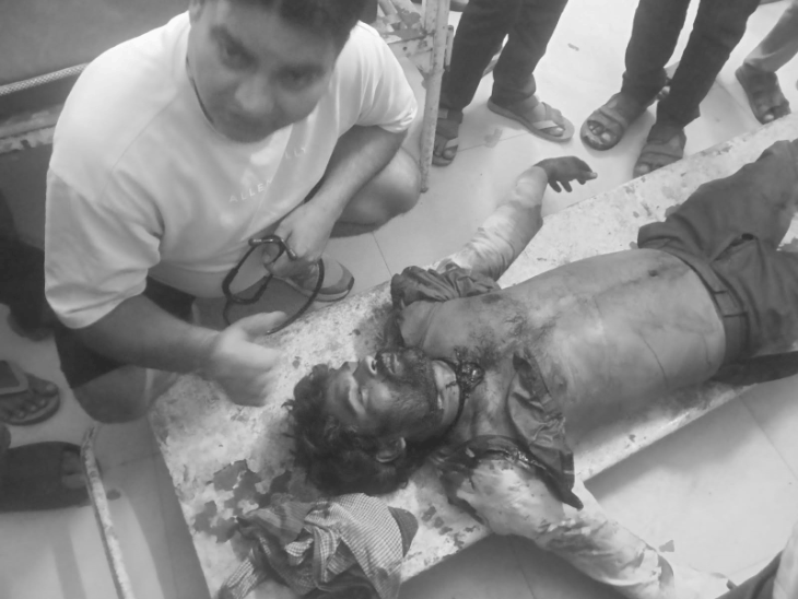 पेड़ पर मिला युवक का गला कटा शव:छतरपुर में 10 फीट ऊपर था, नीचे खून से सना हंसिया मिला