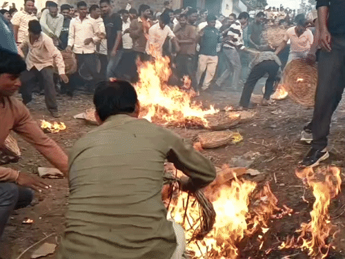 धमनार में रावण की नाक पर मुक्का मारकर वध:129 साल पुरानी परंपरा; 51 फीट ऊंची प्रतिमा पर रावण की सेना का हुआ युद्ध