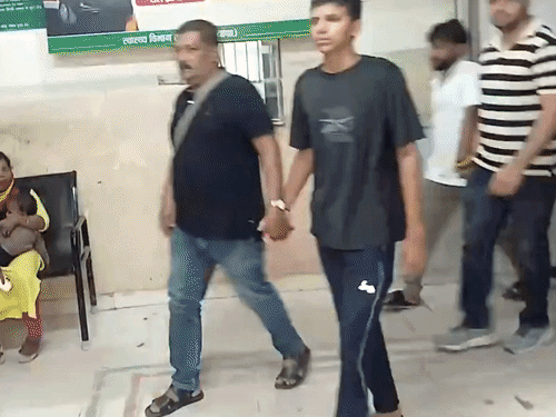 टाइगर श्रॉफ पर हमले से पहले फायरिंग की प्रैक्टिस की:होटल में भी चली गोली; 10 गिरफ्तार, युवती का परिवार बोला- बेटी को बहाने से लेकर गए