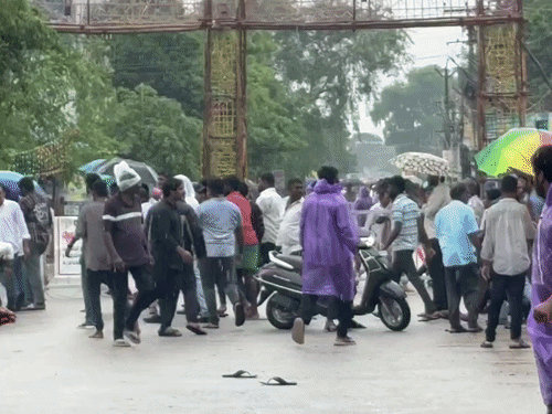 आंध्र प्रदेश में निकाय चुनाव नामांकन के दौरान हिंसा:TDP-YSRCP कार्यकर्ताओं ने पथराव किया, गाड़ियां जलाईं, कई इलाकों में पुलिस तैनात