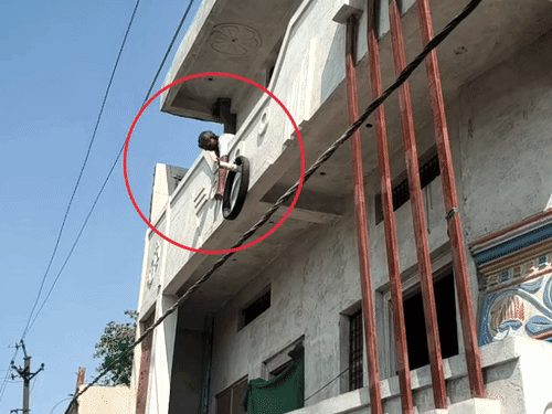 गुटखा थूकते समय 11 केवी लाइन से झुलसा बुजुर्ग, मौत:गंजबासौदा में तीसरी मंजिल के छज्जे पर हुआ हादसा; शिकायतों के बावजूद नहीं हटी 11 केवी लाइन