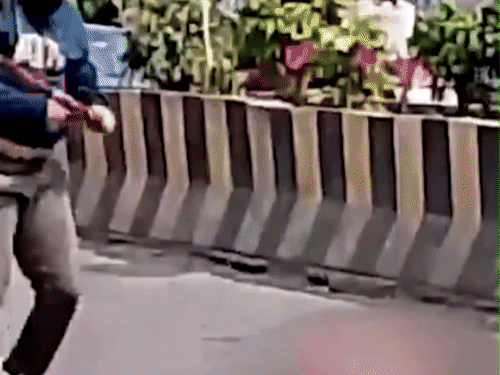 महाराष्ट्र में कार ने स्कूटर सवार को टक्कर मारी, VIDEO:हॉकी स्टिक और लोहे की रॉड से पीटा, मौत; आरोपी ने पुलिस स्टेशन पहुंचकर किया सरेंडर
