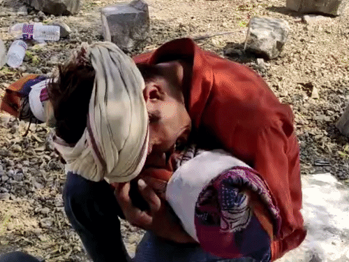 बेटी का शव सीने से लगाकर रोता रहा पिता:’मामा के घर जाऊंगी’ कहकर नाचती-दौड़ती थी, रतलाम में कुत्ते के काटने से गई जान
