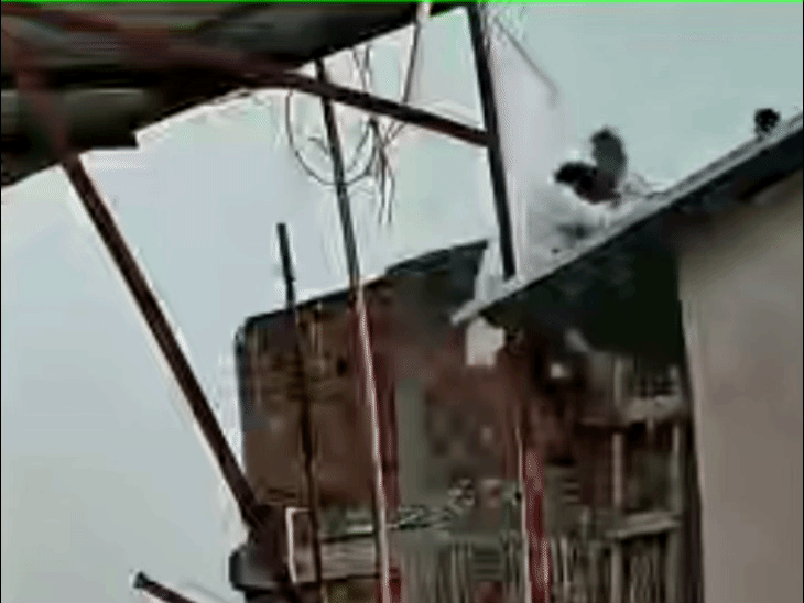 पुलिस से बचने छत से कूदकर भागे लोग, 5 पकड़ाए:जुआ खेलने की सूचना पर दबिश; सीढ़ियों से निकले बाकी बचे जन