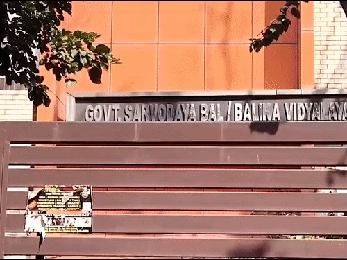 दिल्ली के स्कूल में 12वीं की छात्रा का शव मिला:गार्ड रूम के पीछे जली हालत में मिली, पास से बैग भी बरामद; आत्महत्या की आशंका