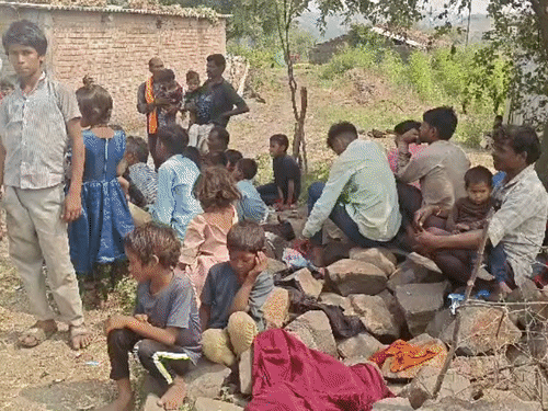 बच्चे बोले- साहब, हम पढ़ना चाहते हैं:डाइस कोड न मिलने से 8 साल से स्कूल बंद, पेरेंट्स का आरोप-शिकायत वापस लेने धमकी मिल रही