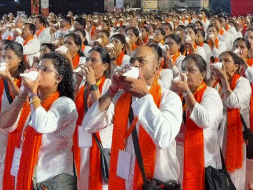 कुंभ से पहले नासिक में बना शंखनाद का वर्ल्ड रिकॉर्ड:517 लोग शामिल हुए, पिछला रिकॉर्ड 303 का था; 31 अक्टूबर से शुरू हो रहा मेला