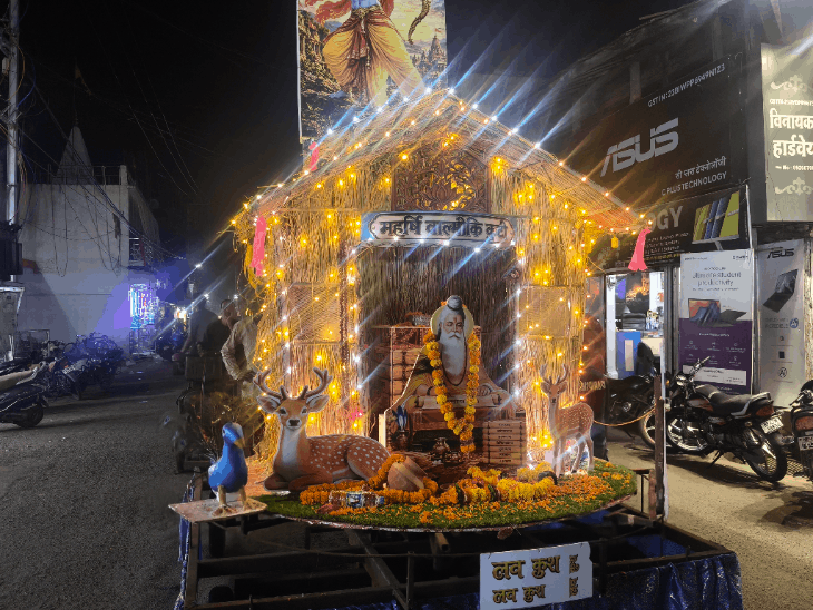 हरदा में वाल्मीकि जयंती पर निकली शोभायात्रा:देवी-देवताओं की झांकियां सजाईं, फूल बरसाकर स्वागत; DJ-ढोल पर झूमे युवा