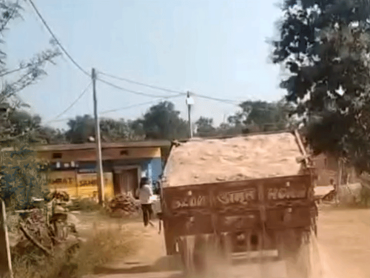 वन विभाग को रोकने सड़क पर गिराई रेत:चंदिया में अवैध रेत खनन कर रहे माफिया ट्रैक्टर-ट्रॉली लेकर फरार; VIDEO