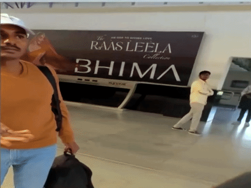 बेंगलुरु मेट्रो में चोरी-छिपे महिला का वीडियो बनाने का आरोप:VIDEO; विरोध करने पर फोन लेकर भागा युवक, FIR दर्ज