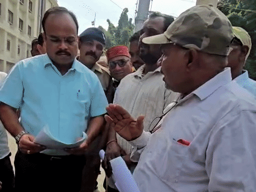रामपाल के भक्त आचार्य भारद्वाज पर भड़के:रामपाल को बलात्कारी कहने और आपत्तिजनक भाषा का आरोप
