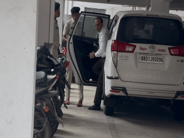 टेंडर घोटाला-IAS संतोष मल्ल से 8 घंटे पूछताछ:ED ने पूछा- रिशु श्री से आम क्यों मांग रहे थे, दिल्ली में डिलीवरी; 7% कमिशन के सवाल किए