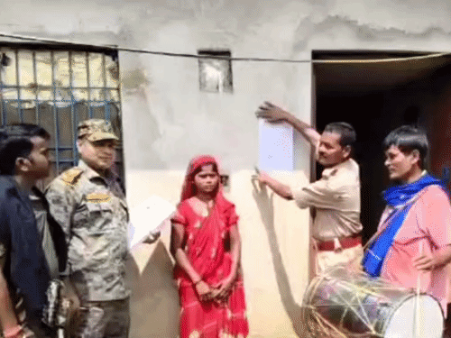 चतरा में फरार आरोपियों के घर कोर्ट का इश्तेहार चिपकाया:पुलिस ने ढोल-नगाड़ों के साथ दी कुर्की की चेतावनी, सरेंडर नहीं करने पर होगी कार्रवाई
