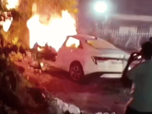 धनबाद में लग्जरी कार हाइट गेट से टकराई, लगी आग:बोकारो की ओर से आ रही थी गाड़ी; हादसे में दो लोग घायल, अस्पताल में भर्ती