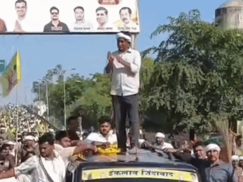 बारां में खाद संकट पर हजारों किसानों ने घेरा कलेक्ट्रेट:किसान नेता नरेश मीणा के नेतृत्व में प्रदर्शन, प्रशासन ने दिया आश्वासन