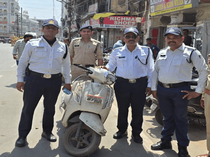 POS-मशीन से नंबर चेक किया तो चोरी की निकली स्कूटी:राजबाड़ा में लावारिस हालत में मिली; मालिक ने अप्रैल में दर्ज कराई थी रिपोर्ट
