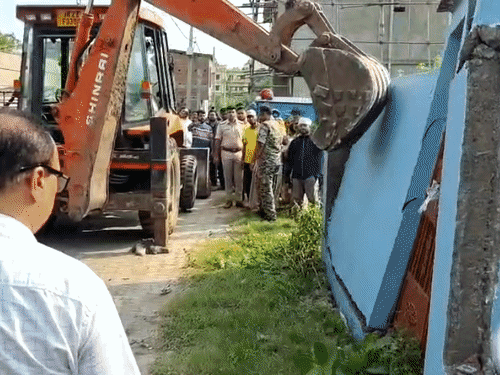 जमशेदपुर के बर्मामाइंस में सरकारी जमीन से 17 दुकानें हटाईं:टाटा स्टील की शिकायत पर हुई कार्रवाई, आगे भी जारी रहेगा अभियान