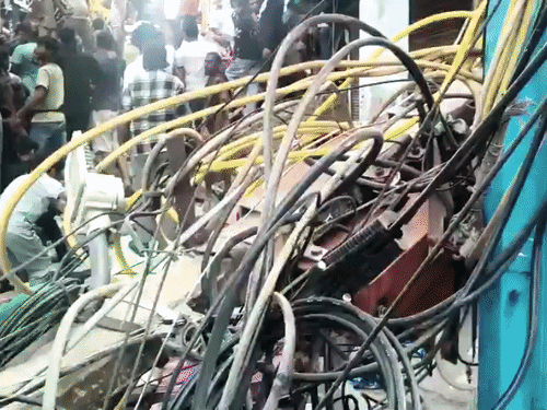 दिल्ली के सीमापुरी में पांच मंजिला बिल्डिंग गिरी:8 से 10 लोगों के मलबे में दबे होने की आशंका, रेस्क्यू टीमें बचाव कार्य में जुटीं