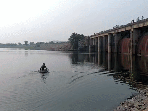 बीमार भाई का इलाज कराकर किशोरी डैम में कूदी:पलामू में 40 फीट ऊंचाई से डैम के गहरे पानी में लगाई छलांग, गोताखोर तलाश में जुटे