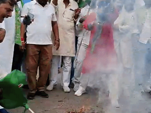 गयाजी में SIR के खिलाफ इंडिया गठबंधन का प्रदर्शन:मुख्य चुनाव आयुक्त के इस्तीफे की मांग; कार्यकर्ताओं ने फूंका पुतला, जमकर की नारेबाजी