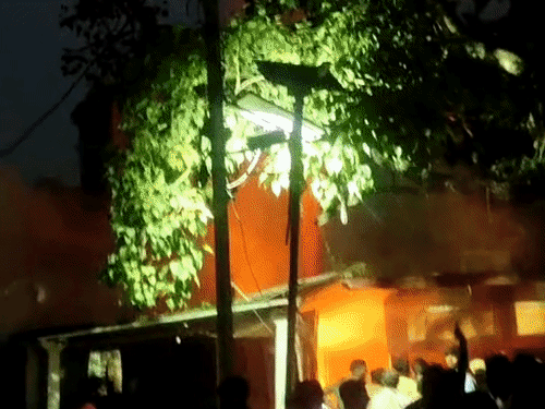 अवैध पेट्रोल-डीजल की बिक्री बनी अगलगी की वजह:प्रत्यक्षदर्शी बोले- दरवाजा तोड़कर लड़की को निकाला, चंद सेकंड की देरी होती तो जान चली जाती