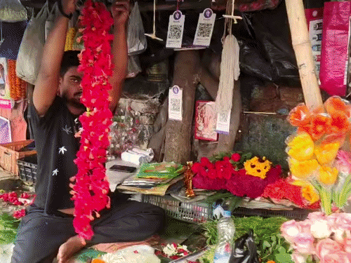 अब फूलों की बढ़ेगी मांग, करोड़ों के कारोबार की उम्मीद:नवरात्र में कोलकाता से झारखंड पहुंचेंगे फूल, कल से नवमी तक बढ़ सकते हैं दाम