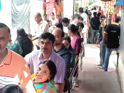 मां मंगलागौरी मंदिर में व्यवस्था पर भड़के श्रद्धालु:कहा- पैसे लेकर VIP एंट्री दी गई, ढाई घंटे तक एक जगह खड़े रहे; प्रबंधन और पुलिस पर लगाए आरोप