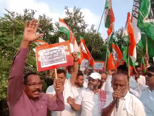 कांग्रेस का प्रदर्शन, भाजपा कार्यकर्ताओं से हुई जमकर बहस:लातेहार में टायर जलाकर पुतला फूंका, ज्ञानेश कुमार के इस्तीफे की मांग