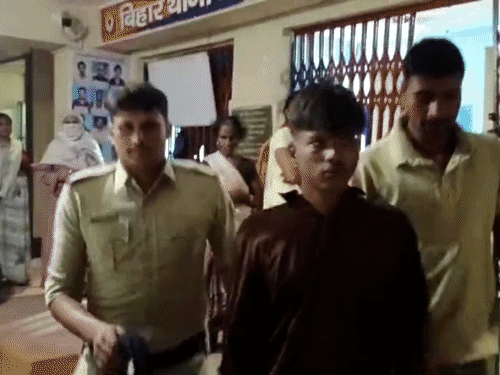 नालंदा में ई-रिक्शा पर बैठने को लेकर हिंसक झड़प:दो पक्षों में जमकर रोड़ेबाजी, एक युवक की हालत गंभीर; मौके से 10 उपद्रवी गिरफ्तार