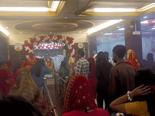 नवरात्र के तीसरे दिन मां चंद्रघंटा की पूजा:मुजफ्फरपुर के मंदिरों में उमड़े श्रद्धालु, मंदिरों में लगी कतार; शहर से लेकर गांव तक भक्तियमय माहौल