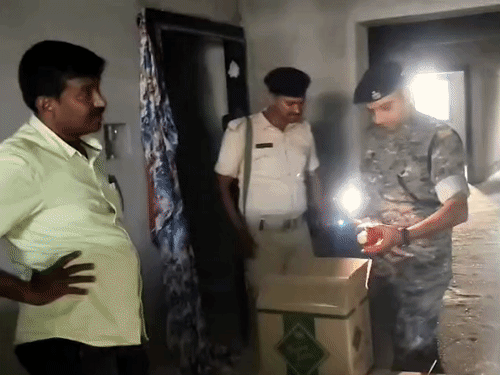 गिरिडीह में अंग्रेजी शराब की अवैध फैक्ट्री का खुलासा:60 लाख की शराब और उपकरण जब्त, दो मंजिला मकान में चल रहा था कारोबार