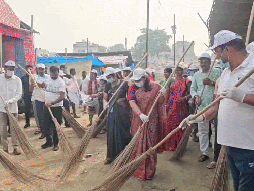 पूर्णिया में ‘स्वच्छता ही सेवा’ के तहत सफाई अभियान:दुर्गा पूजा से पहले आयुक्त और मेयर ने लगाई झाड़ू; आम नागरिकों से सहयोग की अपील
