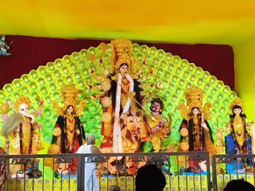 गिरिडीह में 100 साल से बंगाली रीति-रिवाज से पूजा:मां दुर्गा की प्रतिमा लोग कंधे पर रख करते हैं विसर्जन, मेले का भी होता है आयोजन