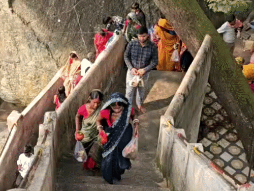 मां चंचालिनी धाम में उमड़ी भक्तों की भीड़:551 सीढ़ियां चढ़कर पहुंचते हैं श्रद्धालु, 200 साल पुरानी है आस्था और अनोखी परंपराएं