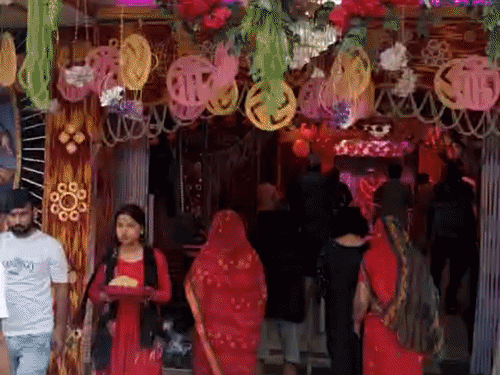 नवरात्र के सातवें दिन मां कालरात्रि की पूजा:मुजफ्फरपुर के मंदिरों में उमड़ी भक्तों की भीड़; पूजा-अर्चना कर मां से परिवार की सुख-शांति की कामना
