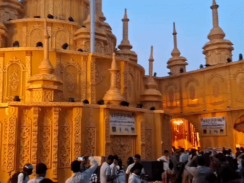 गयाजी में पट खुलते ही मंदिरों में उमड़ी भीड़:कहीं सोने की लंका तो कहीं चूड़ियों से सजा मां का दरबार; माता के दर्शन-पूजन के लिए पहुंच रहे भक्त