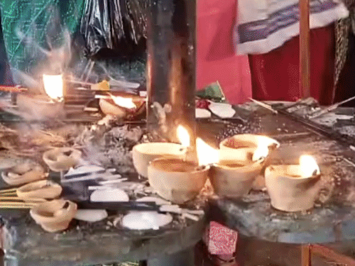बखरी में महाअष्टमी पर तंत्र साधना का संगम:चाटी की अग्नि परीक्षा से तय होती है साधकों की सिद्धि; करीब 500 वर्ष पुराना है दुर्गा स्थान का इतिहास