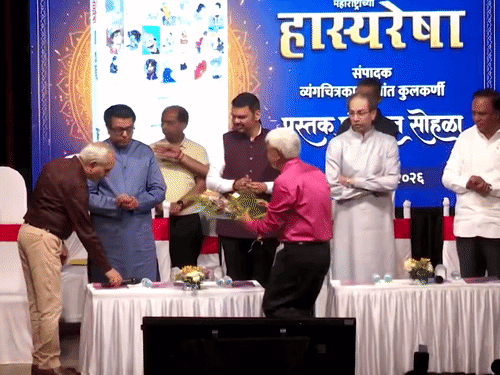 एक मंच पर नजर आए फडणवीस, उद्धव और राज ठाकरे:सीएम बोले- इसमें हैरानी की बात नहीं, यह महाराष्ट्र की राजनीतिक परंपरा