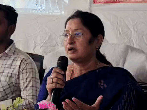 अन्नपूर्णा देवी ने युवाओं से किया वोट पर संवाद:झुमरी तिलैया में छात्र-छात्राओं को लोकतांत्रिक प्रक्रिया और नागरिक अधिकारों की दी जानकारी