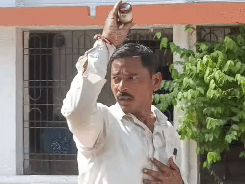 समस्तीपुर- मुखिया ने कलेक्ट्रेट में आत्मदाह की कोशिश की:श्मशान की जमीन पर पंचायत सरकार भवन बनाने का विरोध, समय रहते पुलिस ने दबोचा
