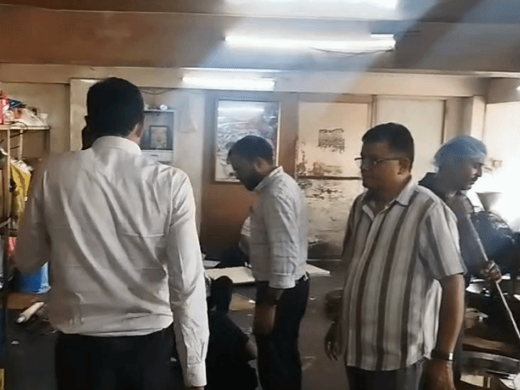 बिलासपुर में 3 मिठाई दुकानों से लिए सैंपल:दीपावली पर मिलावट की आशंका से खाद्य विभाग का अभियान;नमूने जांच के लिए भेजे जाएंगे