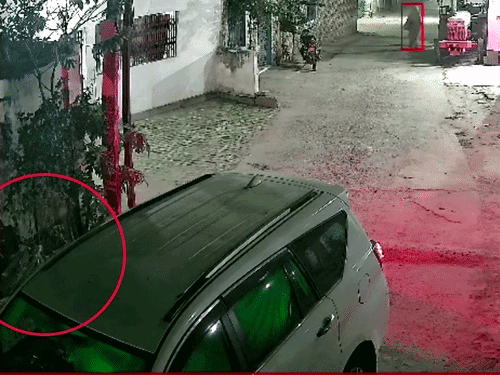 बेगूसराय में कुख्यात के घर पर गोलीबारी:नगर निगम के वार्ड पार्षद पर आरोप, जानी नुकसान नहीं; सीसीटीवी में वारदात कैद