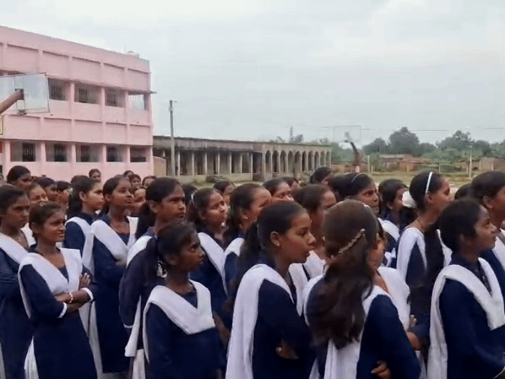 औरंगाबाद- वज्रपात से बचाव के लिए जागरूकता अभियान:एलईडी वाहन और पपेट-शो के जरिए किया जागरूक; आठ पंचायत में लोगों को दी गई जानकारी