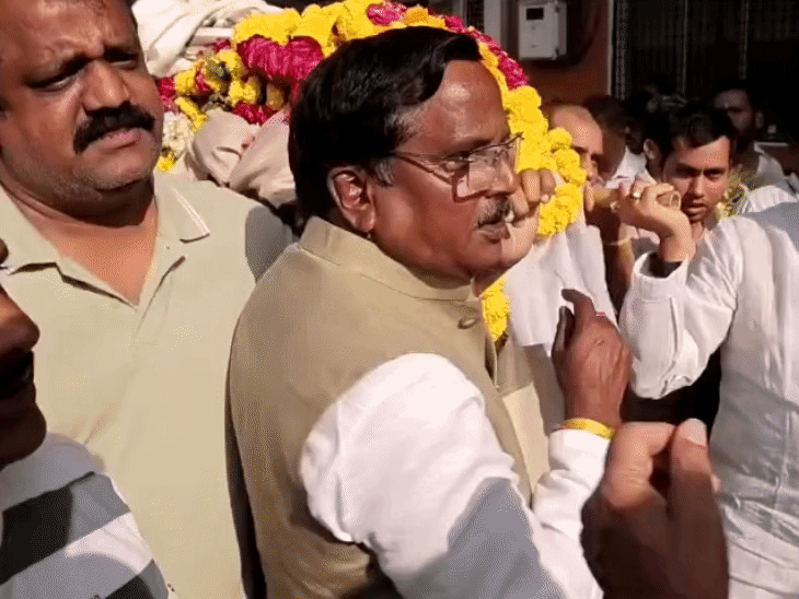 संघ वरिष्ठ प्रचारक विनोद कुमार का निधन:अंतिम यात्रा में शामिल हुए सीएम मोहन यादव; कैलाश विजयवर्गीय बोले- उन्होंने उंगली पकड़कर चलना सिखाया