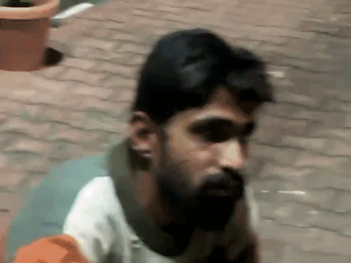 चंडीमंदिर मिलिट्री एरिया में चोरी का प्रयास, VIDEO:बैग में छेनी-हथोड़ा लेकर पहुंचे पति-पत्नी, आर्मी जवानों ने मौके पर दबोचा; पूर्व कर्मचारी के साथ मिलकर साजिश