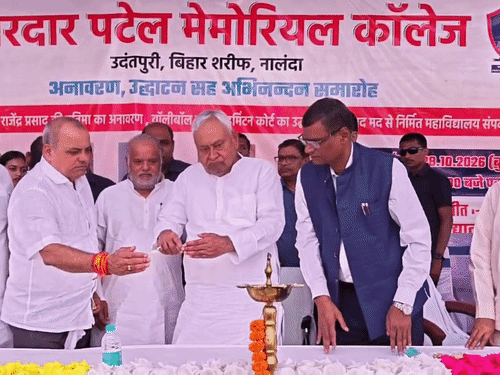 नालंदा- निशांत कुमार जिंदाबाद के नारे पर मुस्कुराए नीतीश कुमार:सरदार पटेल मेमोरियल कॉलेज पहुंचे पूर्व सीएम, राजेंद्र प्रसाद की प्रतिमा का किया अनावरण