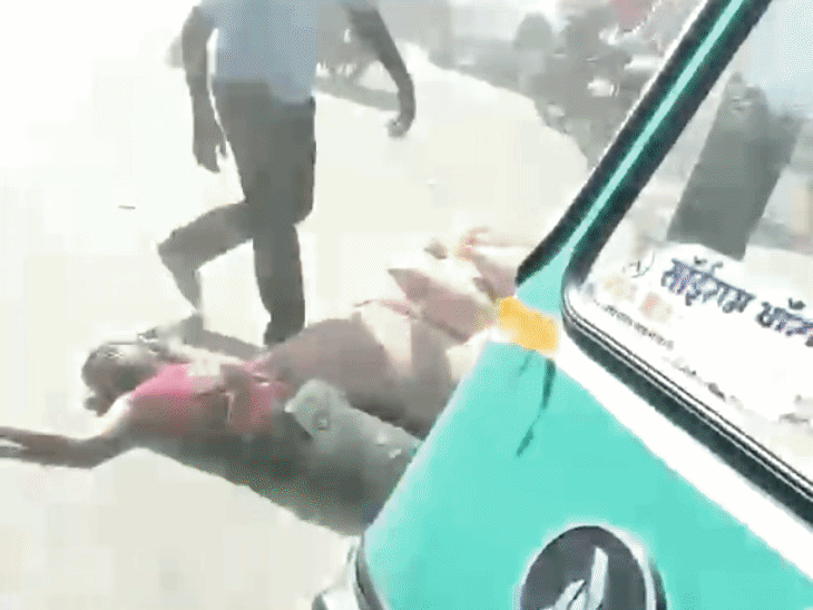 टेम्पो ट्रैवलर ने लोडिंग रिक्शा और बाइक को मारी टक्कर:इंदौर में होटल के बाहर खड़ी ट्रैवलर लेकर भागा था, पोल से टकराया; लोगों ने पीटा
