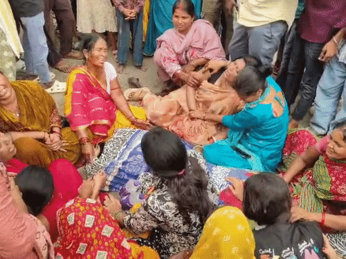 गयाजी- नो एंट्री में हाइवा ने स्कूटी सवार को कुचला:घटनास्थल पर विवाहिता की मौत, 45 मिनट तक जाम रही सड़क; ड्राइवर-खलासी धराए