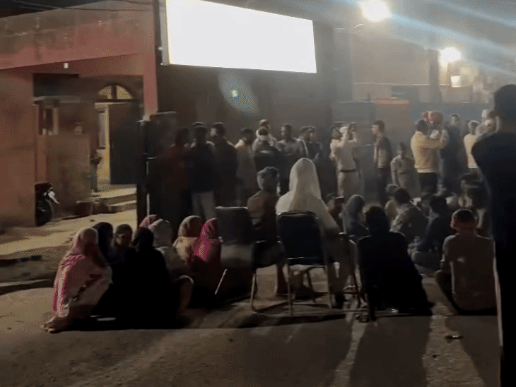 जालंधर में आदमपुर थाने के बाहर रात में प्रदर्शन:डेरे के खिलाफ आपत्तिजनक पोस्ट डालने के आरोप,     SHO बोले- जांच जारी